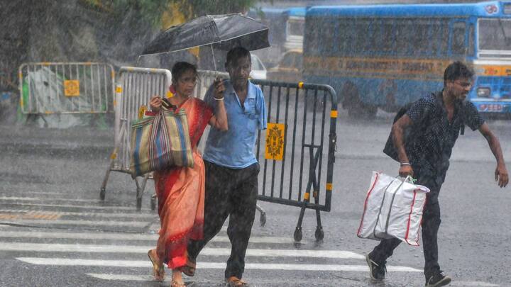 বৃহস্পতিবার ও শুক্রবার দক্ষিণবঙ্গের বেশিরভাগ জেলাতে বজ্রবিদ্যুৎ সহ বৃষ্টির সঙ্গে ৩০ থেকে ৪০ কিলোমিটার বেগে দমকা ঝোড়ো হাওয়া বইবার সম্ভাবনা রয়েছে। তাই পূর্ব মেদিনীপুর, পশ্চিম মেদিনীপুর এবং উত্তর ও দক্ষিণ পরগনাতে বৃষ্টির সম্ভাবনা বেশি রয়েছে বলে জানিয়েছে আবহাওয়া দফতর। (ছবি সৌজন্য-পিটিআই)