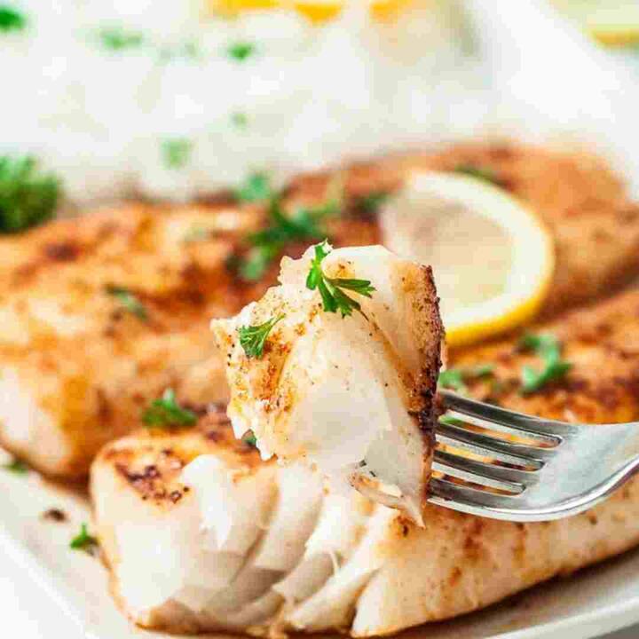 बच्चों के आहार में वसायुक्त मछली शामिल करें। इसमें ओमेगा-3 फैटी एसिड पाया जाता है, जो मस्तिष्क के विकास के लिए बहुत जरूरी है। आपको बता दें कि सैल्मन, मैकेरल और ट्राउट जैसी मछलियों में ओमेगा 3 प्रचुर मात्रा में पाया जाता है। सप्ताह में कम से कम दो बार अपने आहार में वसायुक्त मछली को शामिल करें।