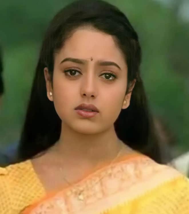 सौंदर्या ने अपने फिल्मी करियर में 100 से ज्यादा फिल्मों में काम किया था. पहली फिल्म के बाद से ही उनके पास ऑफर्स की लाइन लग गई थी. हालांकि सौदर्या को अमिताभ बच्चन स्टारर फिल्म ‘सूर्यवंशम’ में राधा का किरदार निभाकर खूब पॉपुलैरिटी मिली थी.