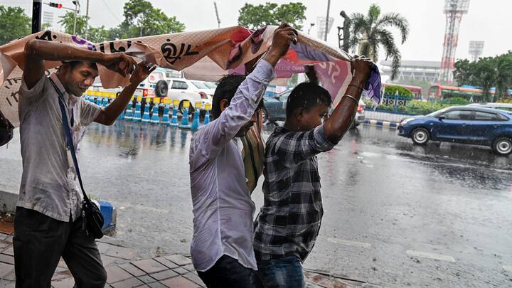রবিবারই বজ্রবিদ্যুৎ সহ মাঝারি বৃষ্টি ও ৫০ কিলোমিটার বেগে ঝোড়ো হাওয়া বইবার সম্ভাবনা কলকাতা সহ উত্তর ও দক্ষিণ ২৪ পরগনা, পূর্ব ও পশ্চিম মেদিনীপুর, কলকাতা, হুগলি, হাওড়া, নদিয়া, ঝাড়গ্রাম ও বাঁকুড়াতে।