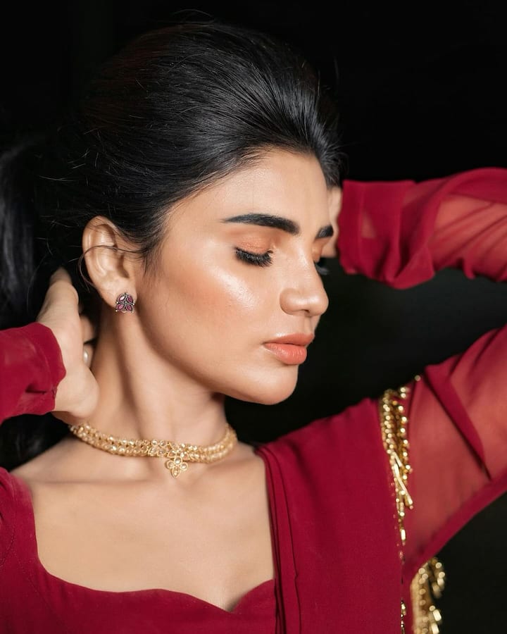 మినిమల్ మేకప్, బుగ్గలకు మెరిసే బ్లష్తో, ఆరెంజ్ లిప్స్టిక్తో తన లుక్ని సెట్ చేసుకుని ఫోటోలకు అందంగా, వయ్యారంగా ఫోజులిచ్చింది. (Images Source : Instagram/Jabardasth Varsha)