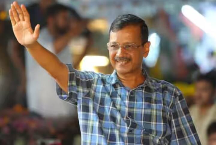 ਦਿੱਲੀ ਦੇ ਮੁੱਖ ਮੰਤਰੀ ਨੇ ਕਿਹਾ, ਲੋਕ ਮਹਿੰਗਾਈ ਕਾਰਨ ਪ੍ਰੇਸ਼ਾਨ ਹਨ। ਪੈਟਰੋਲ-ਡੀਜ਼ਲ ਦੀਆਂ ਕੀਮਤਾਂ ਘਟਾਓ, ਦੁੱਧ ਦੀਆਂ ਕੀਮਤਾਂ ਘਟਾਓ, ਉਦੋਂ ਤਾਂ ਕੋਈ ਗੱਲ ਨਹੀਂ। ਸਵੇਰੇ ਉੱਠਦੇ ਨੇ, ਇਸ ਨੂੰ ਜੇਲ੍ਹ ਵਿੱਚ ਪਾ ਦਿਓ, ਉਸ ਨੂੰ ਜੇਲ੍ਹ ਵਿੱਚ ਪਾ ਦਿਓ। ਕੀ ਅਜਿਹਾ ਪ੍ਰਧਾਨ ਮੰਤਰੀ ਹੋਣਾ ਚਾਹੀਦਾ ਹੈ?