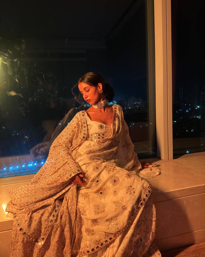 सुरुवातीला जेव्हा तिच्याकडे फॅब्रिकसाठी पैसे नसायचे तेव्हा ती आईच्या जुन्या कपड्यांमधून काही ब्लिंग बनवायची.