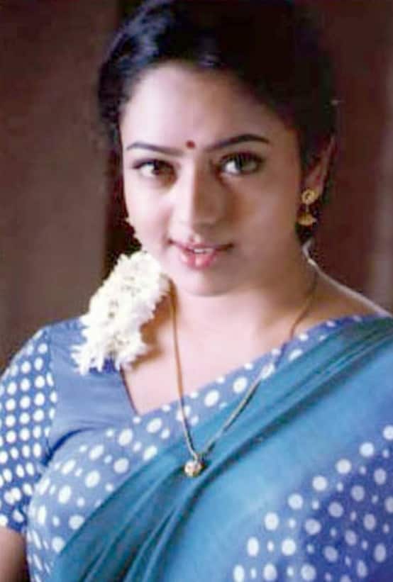 इस प्लेन क्रैश में सौंदर्या के साथ उनके भाई और दो और लोगों की भी मौत हुई थी. वहीं सबसे दर्दनाक बात ये थी कि सौंदर्या अपनी मौत के समय दो महीने की प्रेग्नेंट भी थीं.