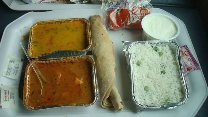 आज हम आपको तीन नंबर बताएंगे जो आपको आपकी सीट पर खाना पहुंचाने में मदद करेंगे. सिर्फ एक काॅल और मैसेज से खाना पसंदीदा खाना होगा आपकी सीट पर.