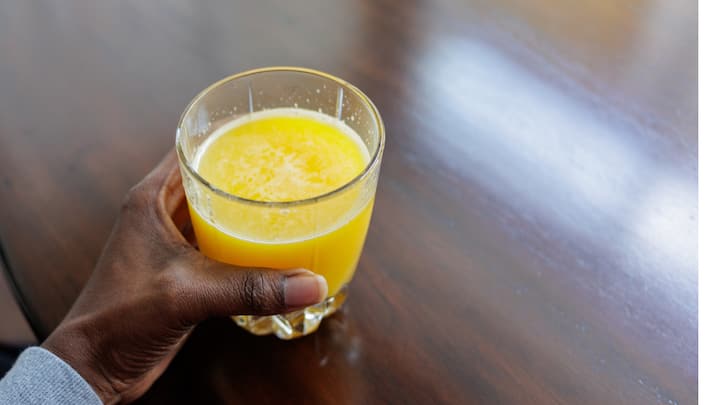 Mosambi Juice: This versatile juice boasts both sweet and sour flavors, blending sweet lime and orange with sugar. Refreshing and suitable for all ages, it contains protein, carbohydrates, sodium, energy, and calcium. (Image source: getty images)