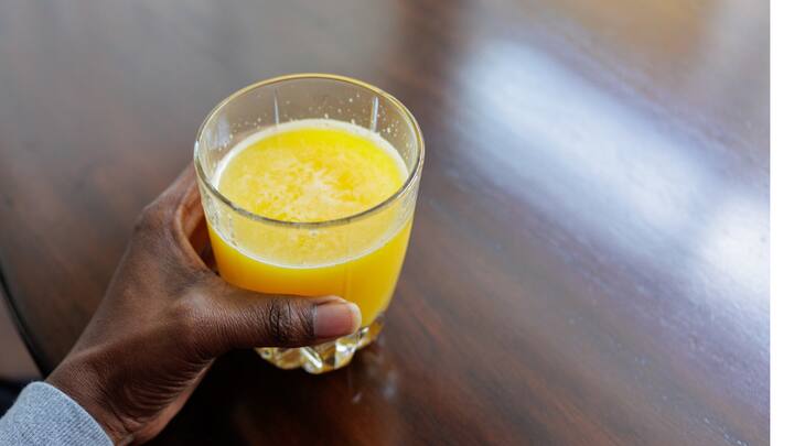 Mosambi Juice: This versatile juice boasts both sweet and sour flavors, blending sweet lime and orange with sugar. Refreshing and suitable for all ages, it contains protein, carbohydrates, sodium, energy, and calcium. (Image source: getty images)