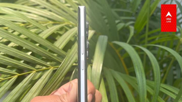 The Realme GT 6T comes with curved sides and has a plastic frame. the in-hand feel of the phone is not very comfortable. (Image Source: Aashish Kumar Shrivastava/ABP Live)