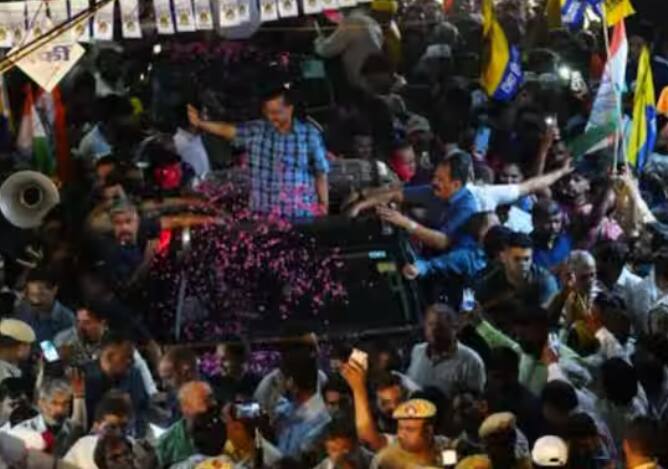 ਸੀਐਮ ਕੇਜਰੀਵਾਲ ਨੇ ਕਿਹਾ, ਪਿਛਲੇ ਇੱਕ ਹਫ਼ਤੇ ਵਿੱਚ ਮੈਂ ਮਹਾਰਾਸ਼ਟਰ, ਝਾਰਖੰਡ, ਯੂਪੀ, ਹਰਿਆਣਾ, ਪੰਜਾਬ ਸਮੇਤ ਪੂਰੇ ਦੇਸ਼ ਦੀ ਯਾਤਰਾ ਕੀਤੀ ਹੈ। ਲੋਕ ਮੋਦੀ ਜੀ ਅਤੇ ਭਾਜਪਾ ਤੋਂ ਨਾਰਾਜ਼ ਹਨ। ਮਹਿੰਗਾਈ ਇੰਨੀ ਵੱਧ ਗਈ ਹੈ ਕਿ ਅਸੀਂ ਆਪਣੇ ਘਰ ਦੇ ਖਰਚੇ ਵੀ ਪੂਰੇ ਨਹੀਂ ਕਰ ਪਾ ਰਹੇ ਹਾਂ। ਲੋਕ ਆਪਣੀਆਂ ਨੌਕਰੀਆਂ ਗੁਆ ਰਹੇ ਹਨ। ਕਮਾਈ ਨਹੀਂ ਵਧ ਰਹੀ। ਪ੍ਰਧਾਨ ਮੰਤਰੀ ਬਣੋ, ਕੁਝ ਰੁਜ਼ਗਾਰ ਦੀ ਚਿੰਤਾ ਕਰੋ, ਮਹਿੰਗਾਈ ਦੀ ਚਿੰਤਾ ਕਰੋ। ਪੂਰੇ ਦੇਸ਼ ਨੇ ਮਨ ਬਣਾ ਲਿਆ ਹੈ ਕਿ 4 ਜੂਨ ਨੂੰ ਉਨ੍ਹਾਂ ਦੀ ਸਰਕਾਰ ਨਹੀਂ ਆਵੇਗੀ। ਚੰਗੇ ਦਿਨ ਆਉਣ ਵਾਲੇ ਹਨ। ਮੋਦੀ ਜੀ ਜਾਣ ਵਾਲੇ ਹਨ।