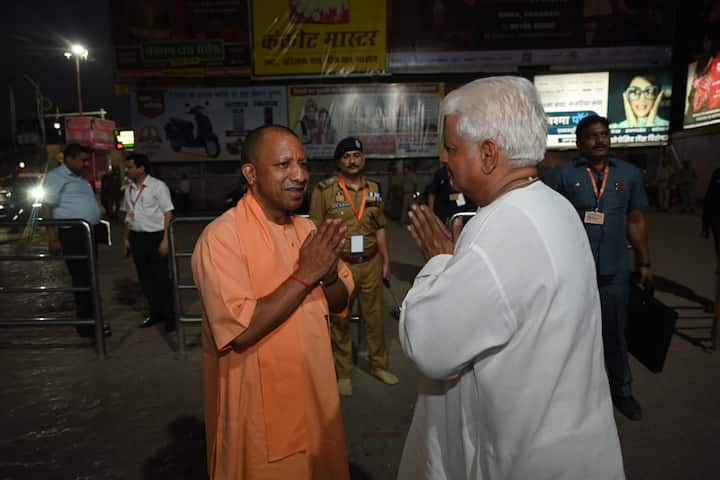 इसके बाद प्रधानमंत्री नरेंद्र मोदी संपूर्णानंद संस्कृत विश्वविद्यालय से सीधा वाराणसी के प्राचीन संकट मोचन मंदिर पहुंचे. जहां उन्होंने उत्तर प्रदेश मुख्यमंत्री योगी आदित्यनाथ और मंदिर महंत प्रोफेसर विश्वम्भरनाथ मिश्र के साथ संकट मोचन मंदिर का विधि विधान से दर्शन पूजन किया .