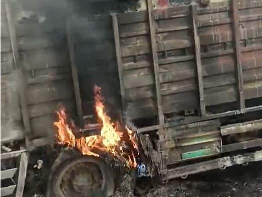 Pandharpur Truck Accident News truck full of clothes burnt down loss of Rs 70 lakh पंढरपूर जवळ भीषण अपघात, कपड्याने भरलेला ट्रक जळून खाक, 70 लाख रुपयांचं नुकसान
