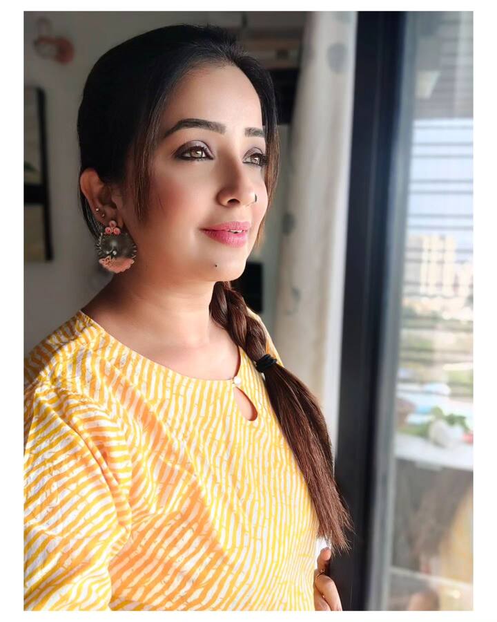 अपूर्वाने आपल्या इन्स्टा स्टोरीमध्ये कलर्स मराठीने लाँच केलेला टीझर शेअर करत कॅप्शन देताना म्हटले की, अखेर महाराष्ट्रातील एका सर्वोत्तम घरासाठी एक सर्वोत्तम होस्ट मिळाला आहे.