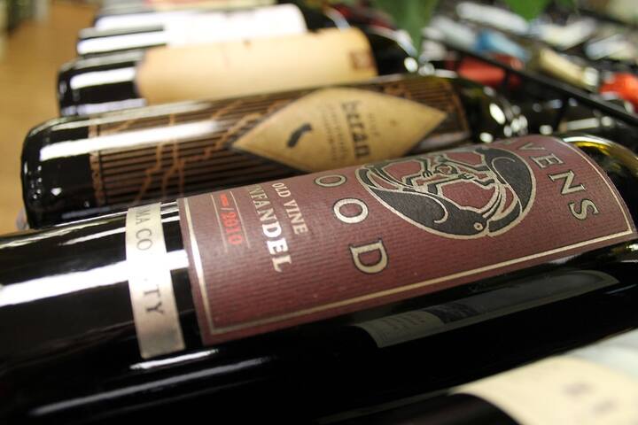 ऐसे में 23 मई शाम 6 बजे से गाजियाबाद बॉर्डर से 100 मीटर की दूरी तक सभी शराब की दुकान बंद रहेगी.