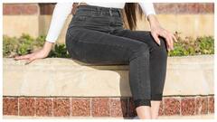 काली जींस का रंग फीका पड़ गया है तो, जानें इसे घर में किस तरह से करें डाई