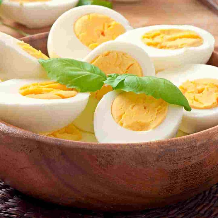 अंडे को प्रोटीन का पावरहाउस कहा जाता है। ये मस्तिष्क के विकास के लिए बहुत महत्वपूर्ण हैं। इनमें पाया जाने वाला प्रोटीन न्यूरोट्रांसमीटर को नियंत्रित करने में मदद करता है। इसके अलावा आपको अपने बच्चों के आहार में डेयरी उत्पादों को भी शामिल करना चाहिए।