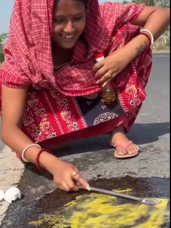 गर्मी में सड़क पर आमलेट बनाने लगी महिला, वीडियो वायरल