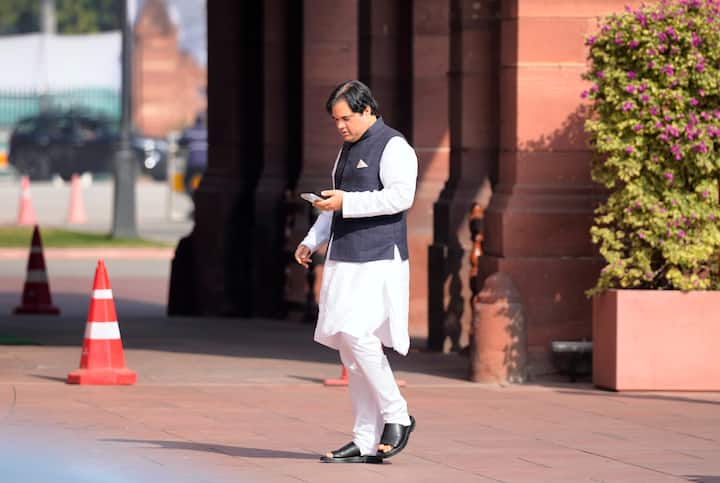 इस दौरान वरुण गांधी ने सभा में सभी को अपना मोबाइल नंबर भी दिया और कहा कि मैं आपको एक सुरक्षा कवच दे रहा हूं. जिनके पास माताजी का नंबर है, वो और भी बड़ा सुरक्षा कवच है, अगर कोई भी दिक्कत आए तो अधिकार स्वरूप मेरे से सीधा बात करें और अपनी समस्या मुझे बताएं.