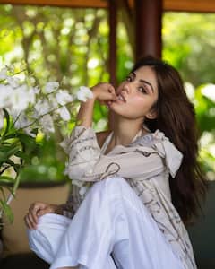 Rhea Chakraborty: రియా చక్రవర్తి స్టన్నింగ్‌ లుక్‌ - సమ్మర్‌ చిక్‌ డ్రెస్‌లో ఫిదా చేస్తున్న బాలీవుడ్‌ బ్యూటీ