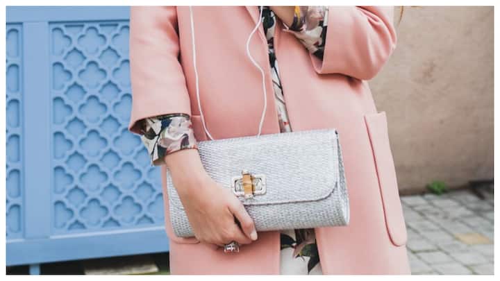 बैग को खाली करें : सबसे पहले अपने हैंडबैग को पूरी तरह से खाली कर लें. इसमें रखी सारी चीजों को बाहर निकालें और अलग-अलग रख लें. बैग के हर कोने को अच्छे से चेक करें ताकि कोई छोटी चीज न रह जाए.