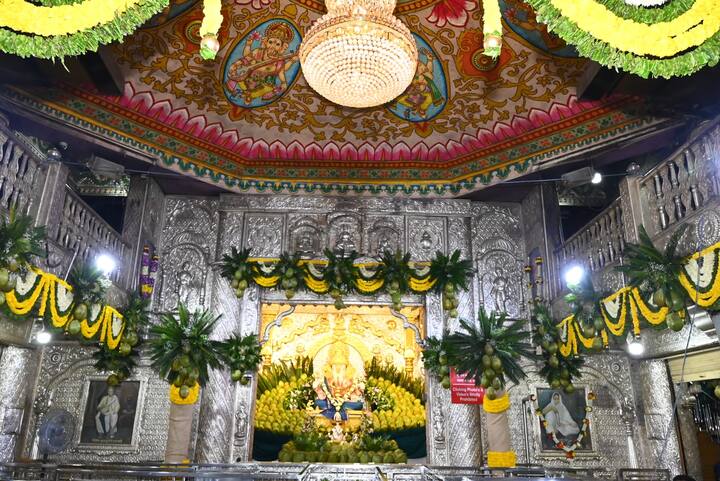 गणपती बाप्पांना तब्बल ५ हजार शहाळ्यांचा महानैवेद्य अर्पण करण्यात आला.