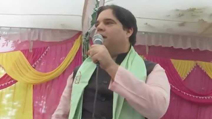 Varun Gandhi सुल्तानपुर से BJP प्रत्याशी अपनी मां मेनका गांधी के लिए चुनाव प्रचार करने पहुंचे. टिकट कटने के बाद पहली बार वह किसी मंच पर नजर आए. बीजेपी ने अपनी पहली लिस्ट 2 मार्च को जारी की थी.