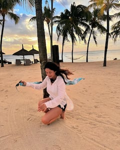 Shehnaaz Gill Pics: व्हाइट टॉप और डेनिम शॉर्ट्स पहन बीच पर इठलाती दिखीं शहनाज गिल, तस्वीरें देख फैंस बोलें - ‘गॉर्जियस सना’