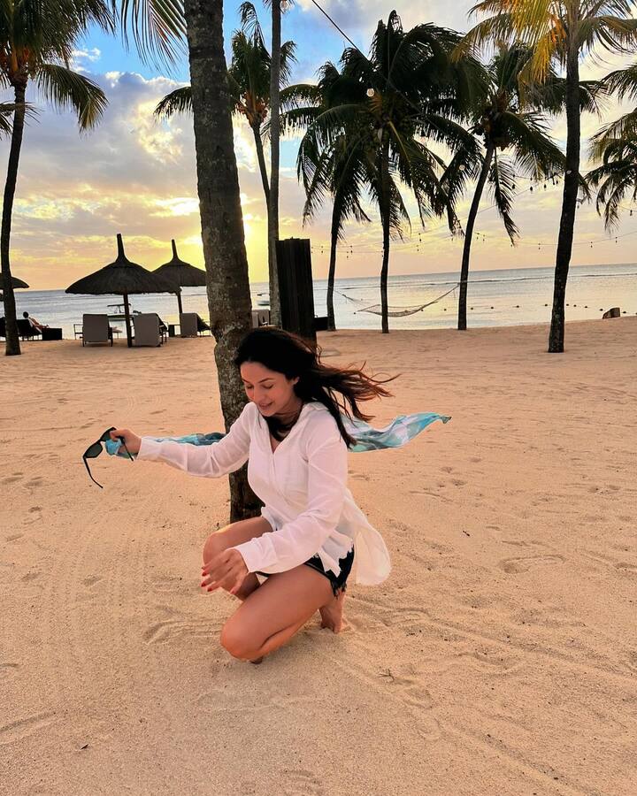 शहनाज गिल ने बीच के लिए व्हाइट टॉप के साथ ब्लैक शॉर्ट्स पहने हुए हैं. जिसमें वो बेहद स्टाइलिश लग रही हैं.