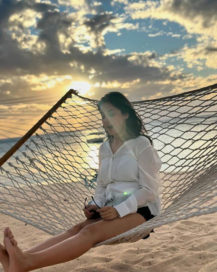 अपनी इन दिलकश तस्वीरों को शेयर करते हुए शहनाज गिल ने कैप्शन में लिखा, ‘व्यू..अगले कुछ दिनों के लिए...’