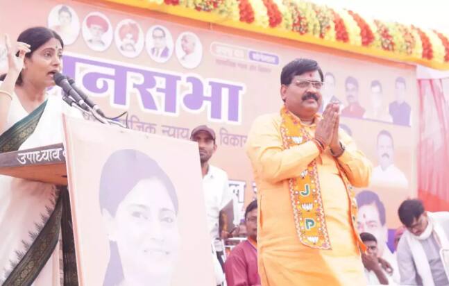 प्रतापगढ़ से बीजेपी की तरफ से संगम लाल गुप्ता मैदान में हैं. बीते दिनों संगम लाल का एक वीडियो सामने आया, जिसमें वो मंच पर रोते हुए कह रहे हैं कि 'कुछ लोग मेरा विरोध कर रहे हैं, क्योंकि मैं तेली समाज से आता हूं.