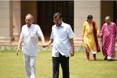 माता-पिता का हाथ थामे नजर आए सीएम केजरीवाल और सुनीता केजरीवाल, कहा- पुलिस का इंतजार कर रहा हूं