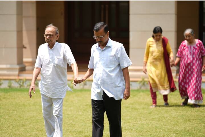 पूछताछ के मद्देनजर अरविंद केजरीवाल सीएम आवास पर रुके हुए हैं और पुलिस का इंतजार कर रहे हैं. बता दें कि गुरुवार (23 मई) को दिल्ली में लोकसभा चुनाव प्रचार का आखिरी दिन है.