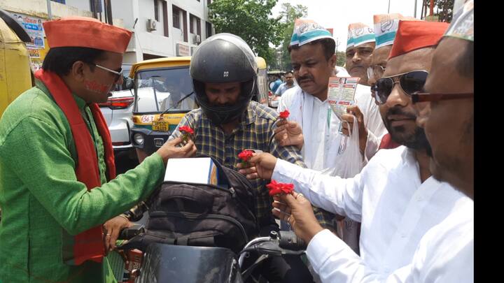 UP Lok Sabha Chunav 2024: गोरखपुर में सपा-कांग्रेस गठबंधन के कार्यकर्ता सड़क पर उतरकर राहगीरों से वोट मांग रहे हैं. इस दौरान राहगीरों को गुलाब का फूल देकर इंडिया गठबंधन को वोट देने की अपील कर रहे हैं.