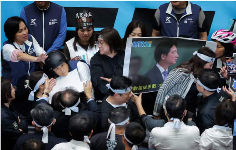 ताइवान की संसद से अचानक क्यों भागने लगे नेता, हुई धक्का-मुक्की, वीडियो हैरान करने वाला