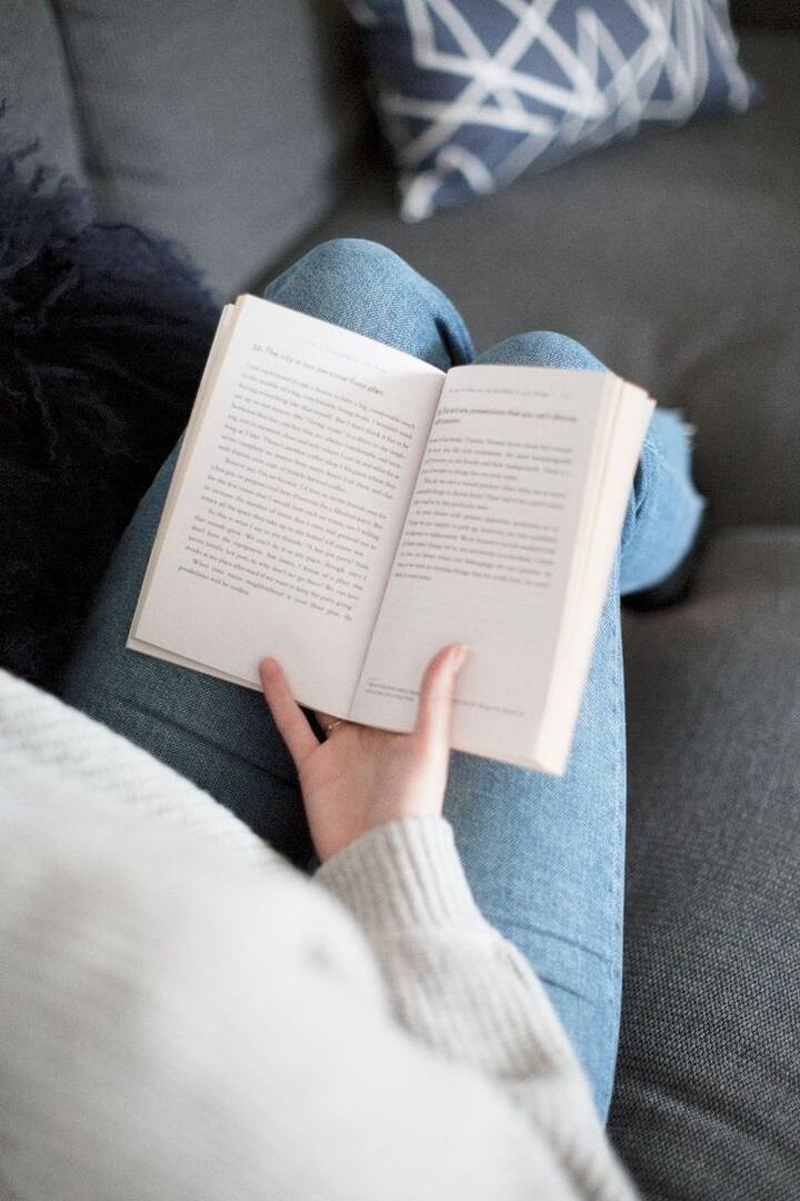 रोज पढ़ना- रोजाना कम से कम 20 पेज पढ़ने की आदत बनाएं. आप सेल्फ-हेल्प गाइड और आध्यात्मिक किताबों से लेकर उपन्यासों तक, कई तरह की किताबों को चुन सकते हैं. पढ़ने से आपको ज्ञान प्राप्त करने में मदद मिलती है, क्रिएटिविटी बढ़ती है और तनाव कम होता है.