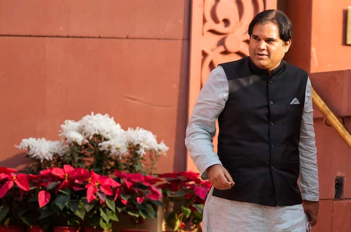 वरुण गांधी ने नुक्कड़ सभा में मंच से संबोधित करते हुए कहा, 