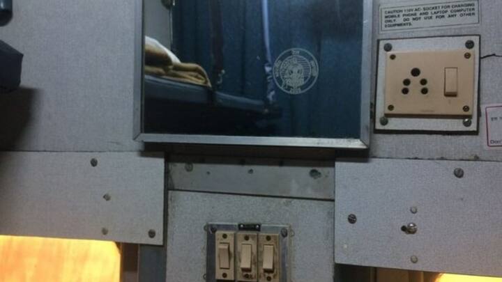 ट्रेन में जो इलेक्ट्रॉनिक साॅकेट होते हैं. उनमें 110 वोल्ट की DC सप्लाई काफी होती है. जिसमें में आप सिर्फ मोबाइल और लैपटॉप ही चार्ज कर सकते हैं. आप ट्रेन के साॅकेट में गर्म करने वाली मशीनें और पावरफुल टूल मशीन इस्तेमाल नहीं कर सकते.