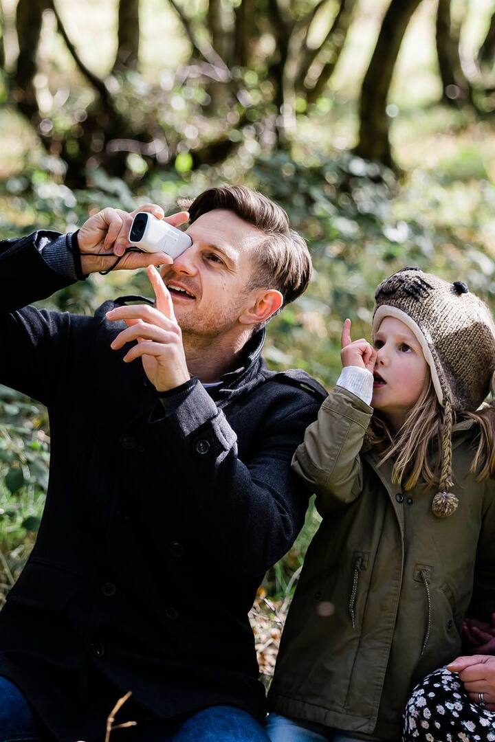 मज़ेदार वीडियो रिकॉर्ड करें साथ में एक मज़ेदार वीडियो बनाएं जहां आप गाते हैं, डांस करते हैं, या उनके पसंदीदा सिंगर या सेलिब्रिटी का कोई पॉपुलर स्टाइल आज़माते हैं. यह क्रिएटिव होने के साथ-साथ बच्चे के साथ मजबूत रिश्ता कायम करने और मौज-मस्ती करने का एक शानदार तरीका है.