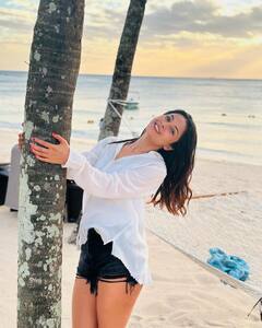 Shehnaaz Gill Pics: व्हाइट टॉप और डेनिम शॉर्ट्स पहन बीच पर इठलाती दिखीं शहनाज गिल, तस्वीरें देख फैंस बोलें - ‘गॉर्जियस सना’