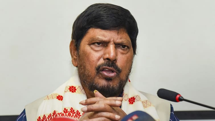 Ramdas Athawale Gave Different Figure Mahayuti Winning Seats in Maharashtra Lok Sabha Elections महाराष्ट्र में केंद्रीय मंत्री रामदास अठावले के बयान ने बढ़ाई NDA की टेंशन? कहा- 'इस बार टक्कर...'
