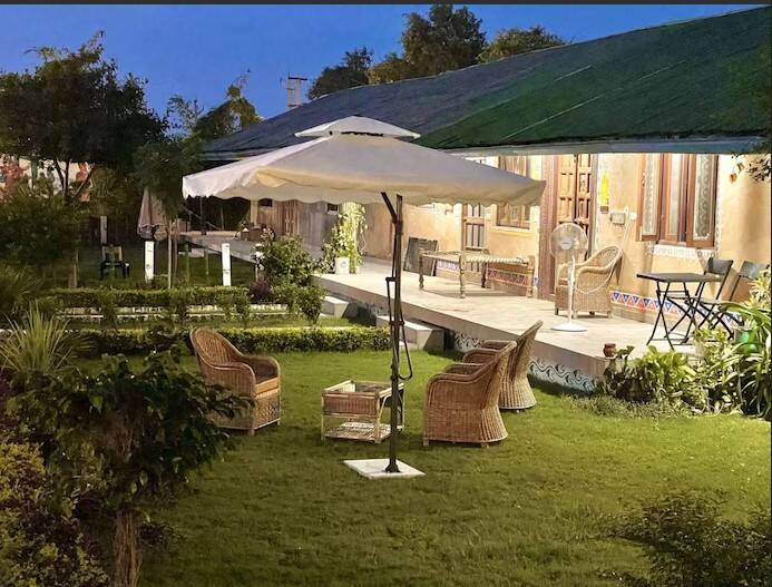 ਅਜਿਹੇ 'ਚ ਅੱਤ ਦੀ ਗਰਮੀ 'ਚ ਵੀ ਇਹ ਘਰ ਠੰਡਾ ਰਹਿੰਦਾ ਹੈ। ਡਾ. ਕੁਮਾਰ ਵਿਸ਼ਵਾਸ ਨੇ ਇੱਕ ਇੰਟਰਵਿਊ ਵਿੱਚ ਦੱਸਿਆ ਸੀ ਕਿ ਉਨ੍ਹਾਂ ਨੇ ਕੇਵੀ ਕੁਟੀਰ ਨੂੰ ਬਣਾਉਣ ਵਿੱਚ ਸੀਮਿੰਟ ਦਾ ਇੱਕ ਯੋਟਾ ਵੀ ਨਹੀਂ ਵਰਤਿਆ ਹੈ। ਇਹ ਘਰ ਪੀਲੀ ਮਿੱਟੀ, ਰੇਤ, ਗੋਬਰ, ਕਈ ਕਿਸਮ ਦੀਆਂ ਦਾਲਾਂ ਦੇ ਚੂਨੇ, ਆਂਵਲੇ, ਲਿਸੋਧਾ, ਗੁਲਰ, ਸ਼ੀਸ਼ਮ ਆਦਿ ਦੇ ਚਿਪਚਿਪੇ ਰੁੱਖਾਂ ਦੇ ਅਵਸ਼ੇਸ਼ਾਂ ਤੋਂ ਬਣਾਇਆ ਗਿਆ ਹੈ। ਇਸ ਨੂੰ ਵੈਦਿਕ ਪਲਾਸਟਰ ਦਾ ਨਾਂ ਦਿੱਤਾ ਗਿਆ ਹੈ। ਪ੍ਰਾਚੀਨ ਭਾਰਤ ਵਿੱਚ, ਘਰ ਇਸ ਤਰੀਕੇ ਨਾਲ ਬਣਾਏ ਗਏ ਸਨ।