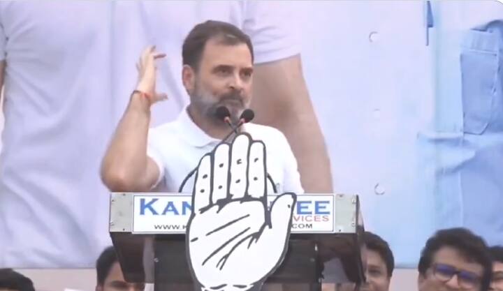 राहुल ने आगे कहा कि मैं पूछता हूं परमात्मा ने कैसे भेजा है? ’कोविड के समय कहते हैं थाली बजा दो, जबकि दिल्ली में यमुना पार हजारों लाशें रखी हुईं थी. अस्पतालों में जगह तक नहीं थी.