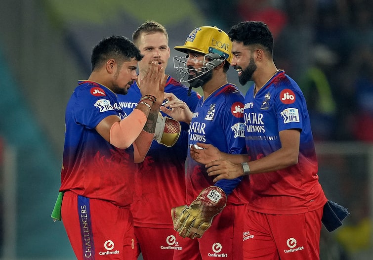 मेगा ऑक्शन से पहले इन 4 खिलाड़ियों को रिटेन कर सकती है RCB, ग्लेन मैक्सवेल का बाहर होना तय!