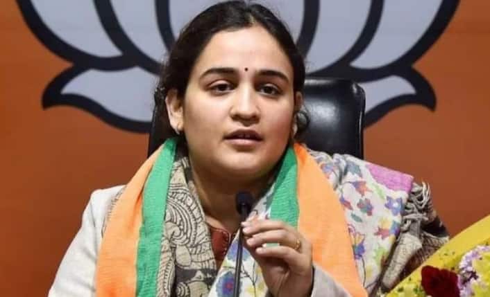 अपर्णा यादव सपा प्रत्याशी और रिश्ते में जेठ लगने वाले धर्मेंद्र यादव के खिलाफ 23 मई को चुनाव प्रचार करने आ रही हैं.