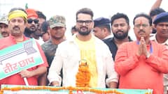 खेसारी लाल यादव ने वाल्मीकिनगर में किया रोड शो, JDU प्रत्याशी के पक्ष में हाथ जोड़कर की अपील