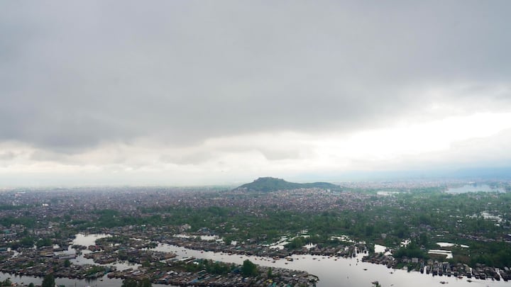 শুক্রবার পশ্চিম মেদিনীপুর, ঝাড়গ্রাম ও উপকূলের জেলাগুলিতে বিক্ষিপ্ত ভারী বৃষ্টি হতে পারে।