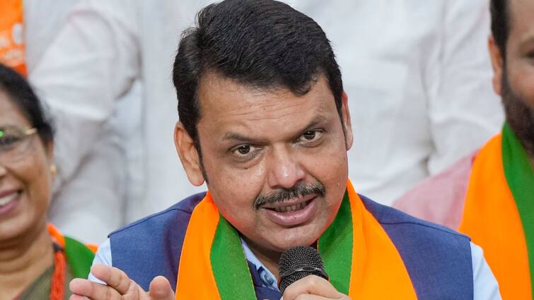 Devendra Fadnavis BJP Manoj Tiwari Road Show Attack On Congress Kanhaiya Kumar Rahul Gandhi Delhi Lok Sabha Elections Delhi Lok Sabha Election: मनोज तिवारी के लिए देंवेद्र फडणवीस ने किया रोड शो, बोले- 'ये लड़ाई देशभक्त और...'