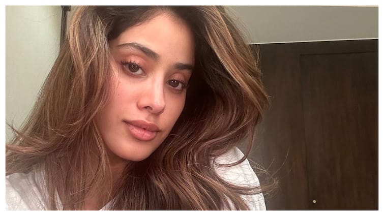 Janhvi Kapoors Night Suit Has Her Favourite Persons Face On It, She Wears Rented Clothes For Events Janhvi Kapoor's Night Suit Has Her Favourite Person’s Face On It: ‘I Wear It To Sleep Every Night’