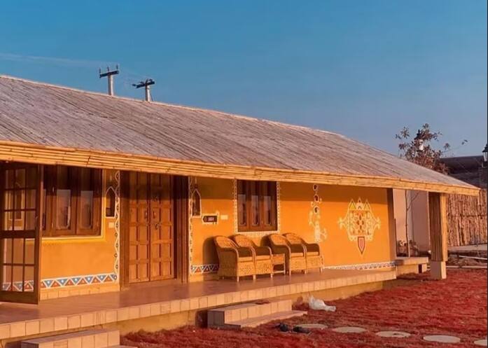 ਹਾਲਾਂਕਿ ਕਈ ਲੋਕ ਆਪਣੇ ਘਰਾਂ ਨੂੰ ਏਅਰ ਕੰਡੀਸ਼ਨਰ ਦੀ ਮਦਦ ਨਾਲ ਠੰਡਾ ਰੱਖਦੇ ਹਨ। ਪਰ ਕੀ ਤੁਸੀ ਜਾਣਦੇ ਹੋ ਏਸੀ ਤੋਂ ਬਿਨ੍ਹਾਂ ਵੀ ਘਰ ਨੂੰ ਠੰਡਾ ਰੱਖਿਆ ਜਾ ਸਕਦਾ ਹੈ। ਜੇਕਰ ਨਹੀਂ ਤਾਂ ਅਸੀ ਤੁਹਾਨੂੰ ਇਸਦੀ ਚੱਲਦੀ ਫਿਰਦੀ ਉਦਾਹਰਨ ਦੱਸਣ ਜਾ ਰਹੇ ਹਨ। ਤੁਹਾਨੂੰ ਇਹ ਜਾਣ ਕੇ ਹੈਰਾਨੀ ਹੋਏਗੀ ਕਿ ਦੇਸ਼ ਦੇ ਮਸ਼ਹੂਰ ਕਵੀਆਂ ਵਿੱਚੋਂ ਇੱਕ ਡਾ: ਕੁਮਾਰ ਵਿਸ਼ਵਾਸ ਬਿਨਾਂ ਏਸੀ ਦੇ ਆਪਣੇ ਘਰ ਨੂੰ ਠੰਡਾ ਰੱਖਦੇ ਹਨ।