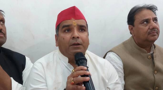 आजमगढ़ सीट पर 2019 में अखिलेश यादव ने चुनाव जीता था. लेकिन डेढ़ साल पहले उनके सीट छोड़ने के बाद दिनेश लाल यादव ने धर्मेंद्र यादव को उपचुनाव में हरा दिया था