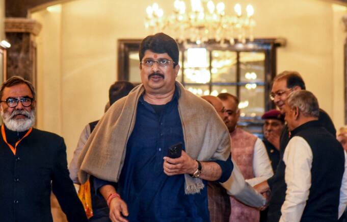 कुंडा में वोट डालने के बाद राजा भैया ने कहा था कि कौशांबी में वर्तमान बीजेपी सांसद विनोद सोनकर से लोग नाराज हैं और एंटी इनकंबेंसी का फैक्टर पर हावी है.